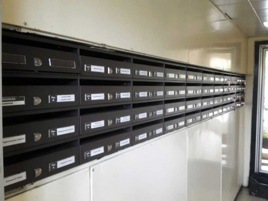 Read more about the article ​Kültéri társasházi vs. beltéri lépcsőházi postaládák: melyik a legjobb választás?