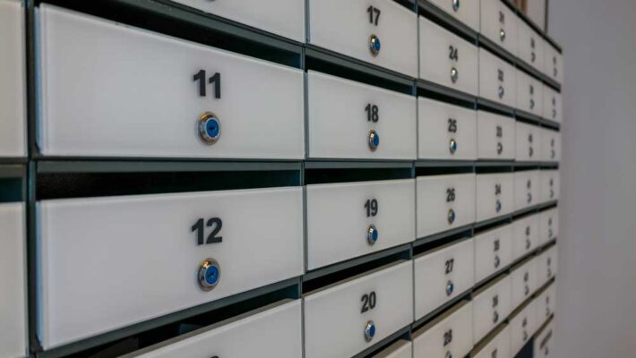 Read more about the article Postaláda számozás és jelölés társasházban: hogy a postás se tévedjen